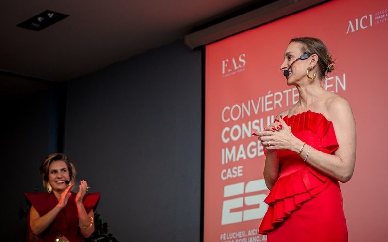 Fê Luchesi palestrando em evento internacional